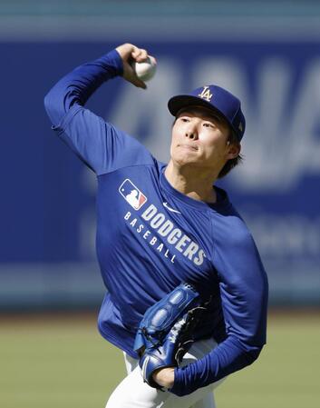 　キャッチボールするドジャース・山本（共同）