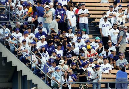 　米大リーグ、ドジャースの大谷翔平が「二刀流」で復活する試合に訪れたスタンドのファン＝１６日、ロサンゼルス（共同）
