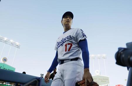 　試合開始前、グラウンドに現れた米大リーグ、ドジャースの大谷翔平（共同）