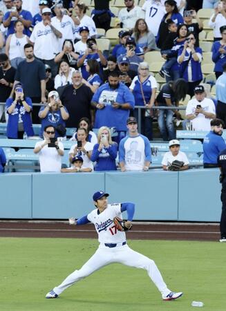 　試合開始前、キャッチボールする米大リーグ、ドジャースの大谷翔平（共同）
