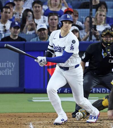 　パドレス戦の３回、適時二塁打を放つドジャース・大谷（共同）