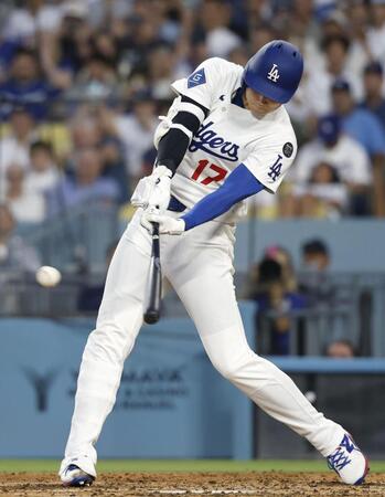 　パドレス戦の３回、適時二塁打を放つドジャース・大谷（共同）