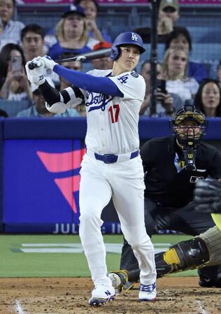 　パドレス戦の３回、適時二塁打を放つドジャース・大谷（共同）