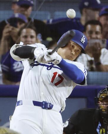 　パドレス戦の４回、適時打を放つドジャース・大谷（共同）