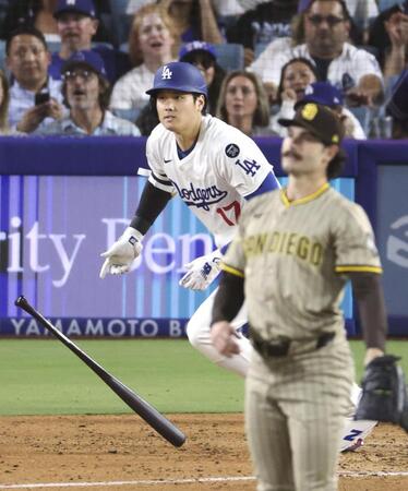 　パドレス戦の４回、適時打を放つドジャース・大谷。投手シース（共同）