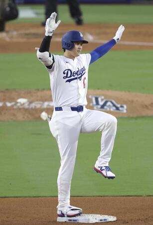 　パドレス戦の３回、適時二塁打を放ち、ポーズをとるドジャース・大谷（共同）
