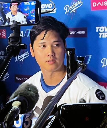 　試合後、取材に応じるドジャース・大谷＝ロサンゼルス（共同）