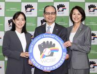 　石川佳純さん（左）、王理恵さん（右）と笑顔を見せる王貞治理事長（撮影・堀内翔）