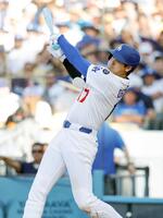 　７回、一塁内野安打を放つ大谷（共同）
