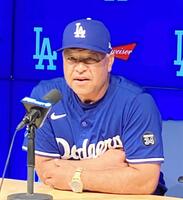 　試合前の会見で矢継ぎ早に飛んだ大谷関連の質問に答えるロバーツ監督（撮影・小林信行）