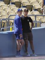 　ドジャース・佐々木（左）と話すパドレスのダルビッシュ（共同）