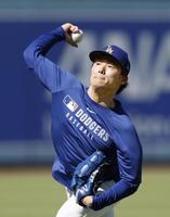 　キャッチボールするドジャース・山本（共同）