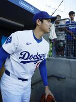 　試合開始前、グラウンドに現れた米大リーグ、ドジャースの大谷翔平（共同）