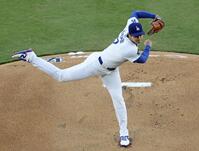 　パドレス戦のマウンドに上がり、第１球を投じるドジャース・大谷（共同）