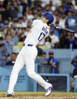 　パドレス戦の４回、適時打を放つドジャース・大谷（共同）