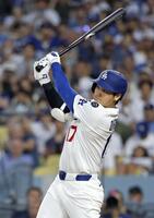 　パドレス戦の３回、適時二塁打を放つドジャース・大谷（共同）