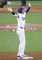 　パドレス戦の３回、適時二塁打を放ち、ポーズをとるドジャース・大谷（共同）