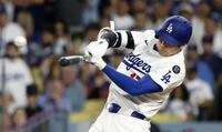 　パドレス戦の４回、適時打を放つドジャース・大谷（共同）
