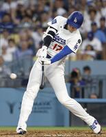 　パドレス戦の３回、適時二塁打を放つドジャース・大谷（共同）