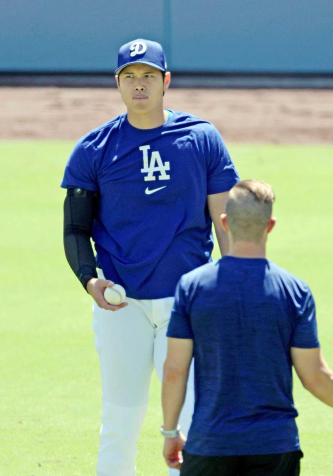 　試合前の練習でキャッチボールする（共同）