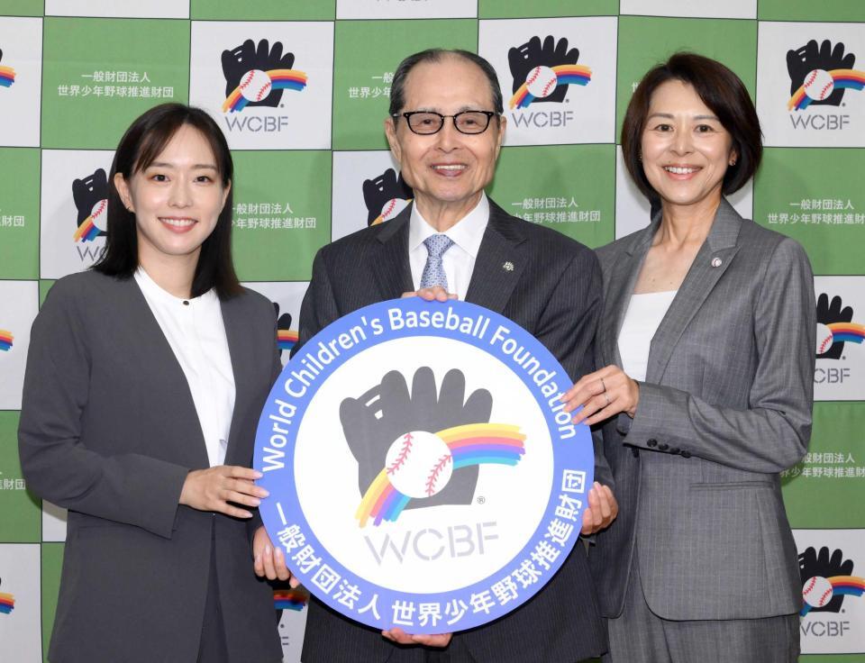 　石川佳純さん（左）、王理恵さん（右）と笑顔を見せる王貞治理事長（撮影・堀内翔）