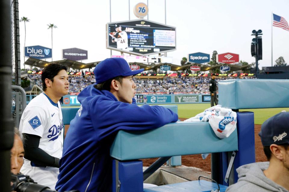 　メッツ戦のベンチで大谷（左）と試合を見つめるドジャース・佐々木＝４日（共同）