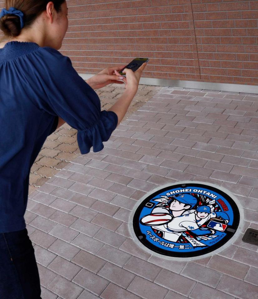 　ＪＲ水沢江刺駅前に設置された大谷のイラストを描いたマンホールのふた