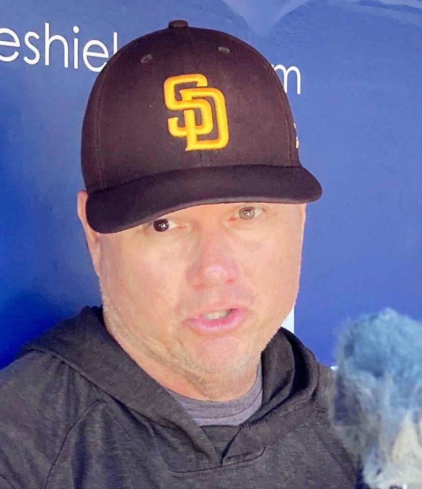 　試合前のベンチで報道陣の質問に答えるシルト監督（撮影・小林信行）