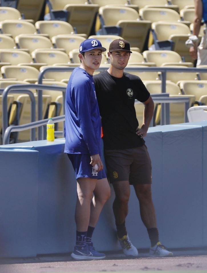 　ドジャース・佐々木（左）と話すパドレスのダルビッシュ（共同）