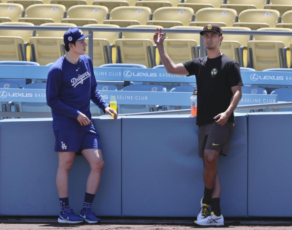 　試合前、パドレスのダルビッシュ（右）と話すドジャース・佐々木（共同）