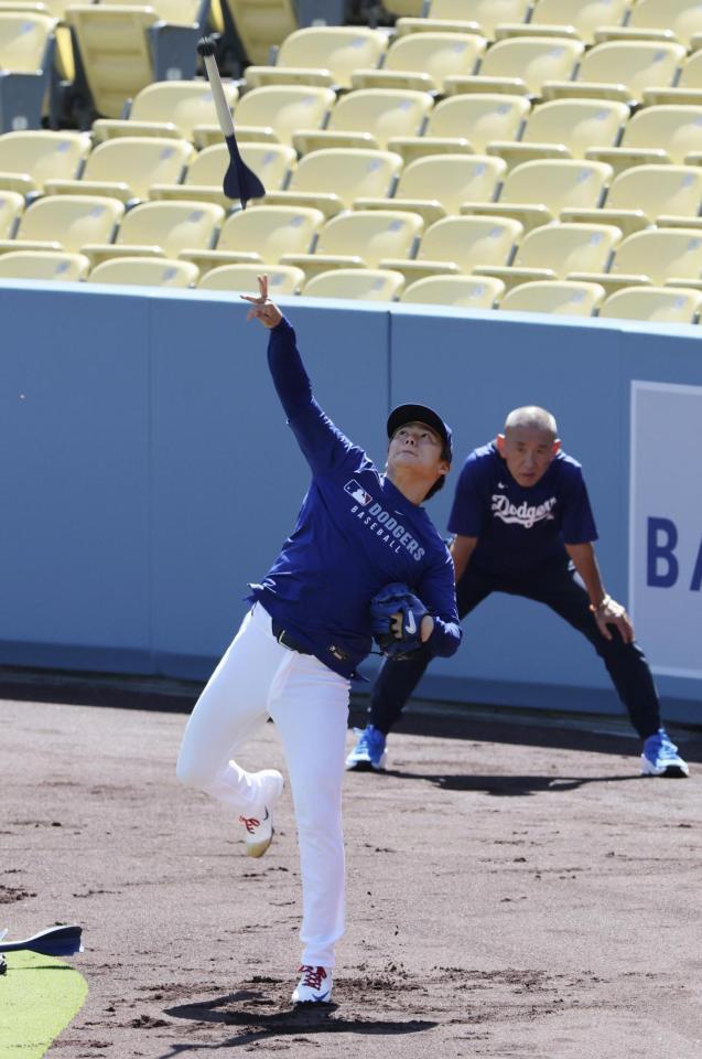 　やり投げで調整するドジャース・山本（共同）