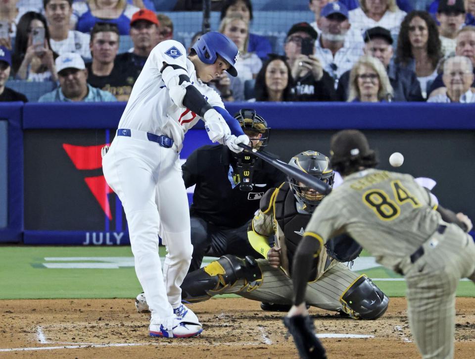 　パドレス戦の３回、適時二塁打を放つドジャース・大谷。投手シース（共同）