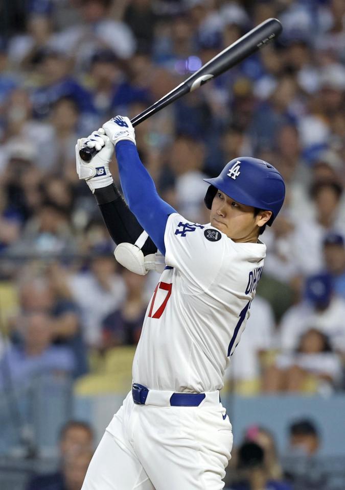 　パドレス戦の３回、適時二塁打を放つドジャース・大谷（共同）