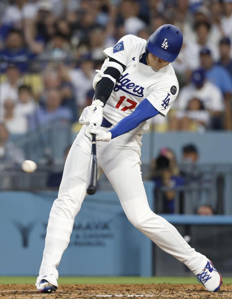 　パドレス戦の３回、適時二塁打を放つドジャース・大谷（共同）