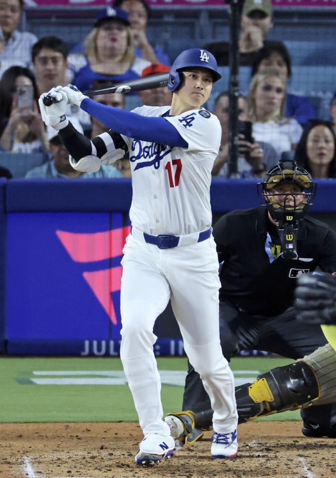 　パドレス戦の３回、適時二塁打を放つドジャース・大谷（共同）