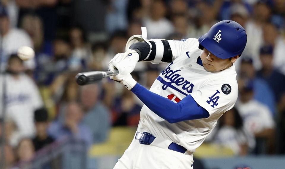 　パドレス戦の４回、適時打を放つドジャース・大谷（共同）