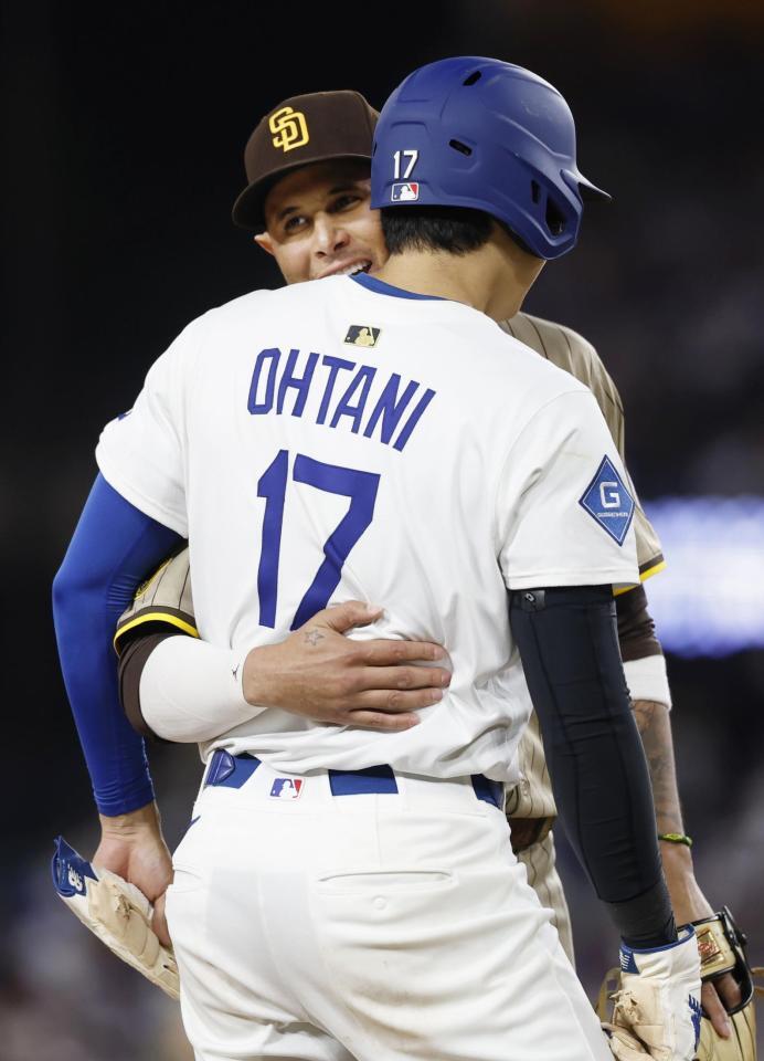 　パドレス戦の４回、三塁手マチャド（奥）と談笑するドジャース・大谷（共同）