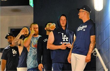 　試合後、大谷が戻ってくるのを待ち受けたリリーフ陣（ジョン・スーフー／ドジャース提供）