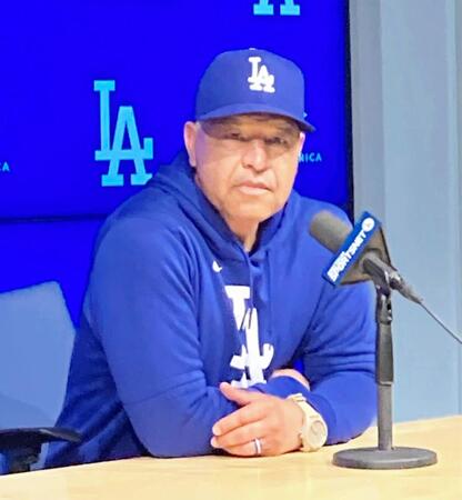 　試合前会見に臨んだロバーツ監督（撮影・小林信行）