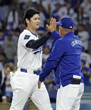 　パドレスに勝利し、ロバーツ監督（右）とタッチを交わすドジャース・大谷（共同）