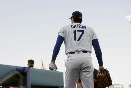 　試合開始前、グラウンドに現れた米大リーグ、ドジャースの大谷翔平（共同）