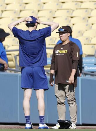　試合前にドジャース・佐々木（手前）と話すパドレス・松井（共同）
