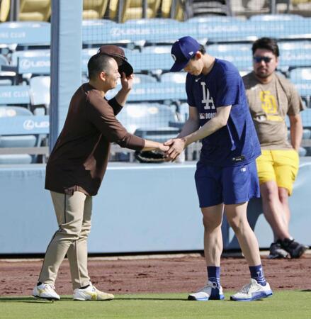　試合前にあいさつを交わすパドレス・松井（左）とドジャース・佐々木（共同）