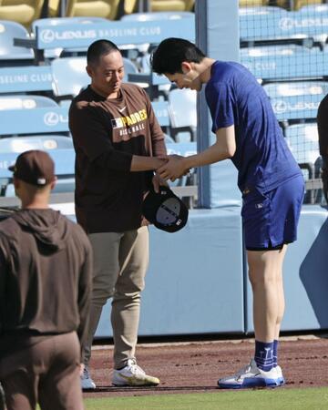 　試合前にあいさつを交わすパドレス・松井（左）とドジャース・佐々木（共同）