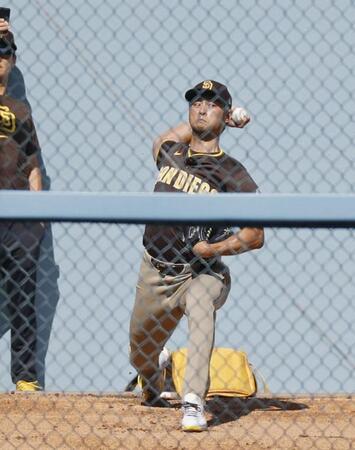 　ブルペンで投球練習するパドレスのダルビッシュ（共同）