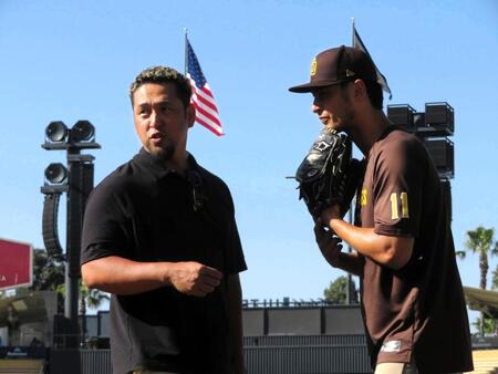 【写真】球界レジェンドＯＢが日本人選手を訪問　ダルビッシュが後輩の顔になってる！