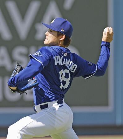 　キャッチボールするドジャース・山本（共同）