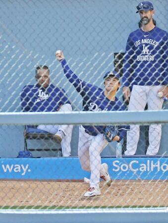 　ロバーツ監督（左）らが見守る中、投球練習するドジャース・山本（共同）