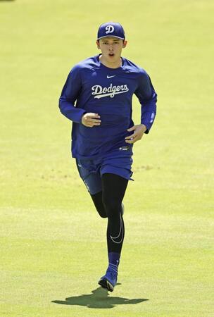 　ダッシュするドジャース・佐々木（共同）