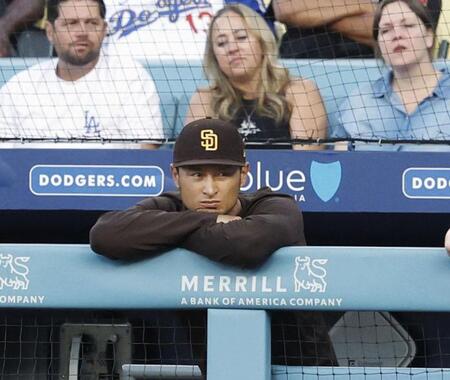 　ドジャース戦の１回、打席の大谷を見つめるパドレスのダルビッシュ（共同）